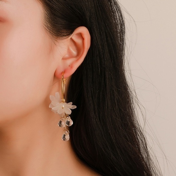 NEW Sweet Flower Crystal Pendant Earrings - Picture 1 of 7